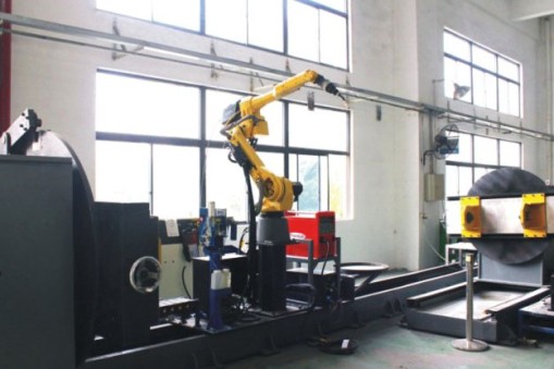 公司研发的自动焊接机器人投入使用【华楠骏业】