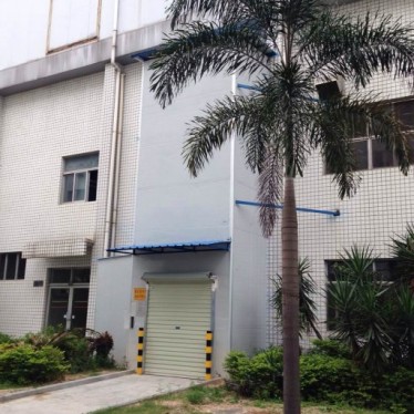 彩钢板外围直顶式升降机安装案例