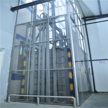 建筑机械公司安装室内升降机