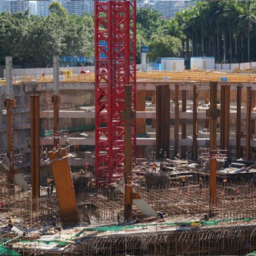 深圳华侨城大厦--倾斜可转角式爬模案例