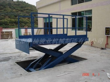 标准货柜车升降平台