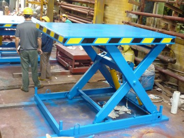 标准货柜车升降平台