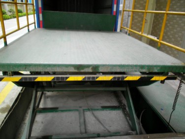 液压货柜车升降平台