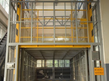 重载直顶式升降机