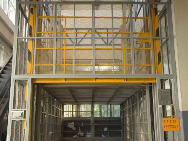 重载直顶式升降机