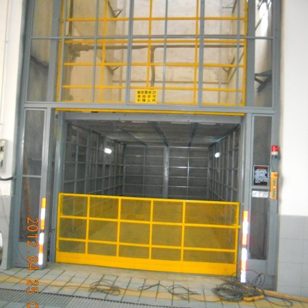 五金类升降机案例-华楠骏业